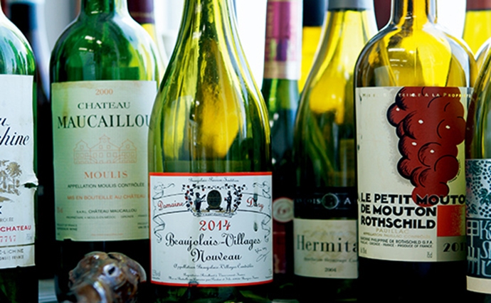 的場がワインを飲み始めたのは30年以上前、フランス留学中のことだ。ドイツ南西部、マルクスの生家がある町トーリアは、ワインの産地でもあった。マルクスとエンゲルスは「革命」の色を表す赤ワインを好んだ。ここ数年は研究室にワインを常備し、研究者やメディア関係者、学生が集う「サロン」の場を提供する。「人と話すと刺激を得られ、アイディアが浮かんでくることも多い」と的場は言う。