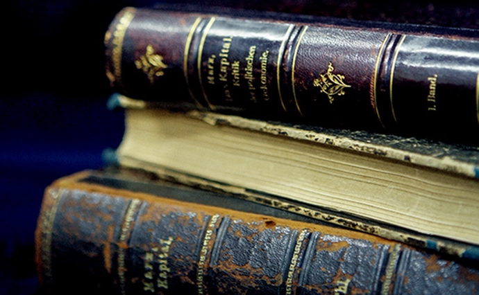 附属図書館収蔵の『資本論』全3巻。上から第1巻の初版（1867年）、 第 2 巻の初版（1885年）、第 3 巻の初版（1894年）。いずれもドイツ語版。『資本論』は20世紀に入り、旧ソビエトのマルクス＝レーニン主義研究所による編集が施され、現在日本で流通する『資本論』の日本語訳もソビエトの版にもとづく。ソビエトの手が入る前の版は極めて貴重で、時代を生き抜いた威厳を静かに放つ。