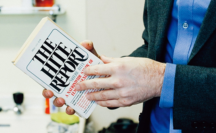 『The Hite Report』。性体験や、セックスにおける女性の従属的な役割に対する意見など、アメリカ人女性3000人のリアルな声を集めた書。
