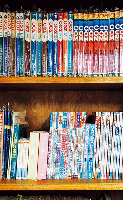 研究室の本棚には、マンガの単行本に雑誌、同人誌までがずらりと並ぶ。
