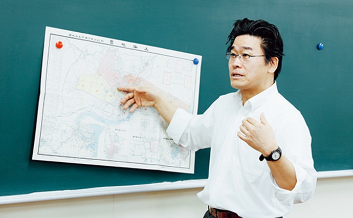 孫は韓国に生まれた研究者だ。毛沢東を研究すべく日本の東京大学大学院へ入学する。しかし論文の資料として担当教官に手渡された上海の商人の自伝が人生を変え、上海研究に没頭することになる。