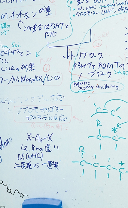 研究室のホワイトボードには複雑な化学式などが雑然と書き連ねられている。