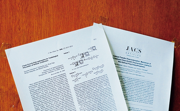 世界的な評価を得た、2000年に『米国化学会誌(JACS)』に掲載された横澤たちの論文。