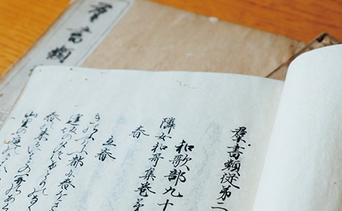 飛鳥井雅有の私家集『隣女和歌集』の江戸時代後期版本の一巻。苦労はするが、ラットクリフはこういった崩し字を読むことは大事だと思っている。