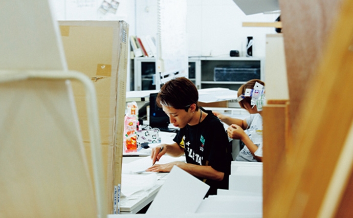 研究室は広いワークスペースになっており、大勢の学生たちが黙々と作業に取り組んでいる。