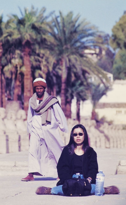 イギリス留学中、エジプトはルクソールに旅をし、疲れ果てて地べたに座り込んでいた時に友人が望遠レンズで撮影したもの。初めてのアラブでカルチャーショックを受けたという。
