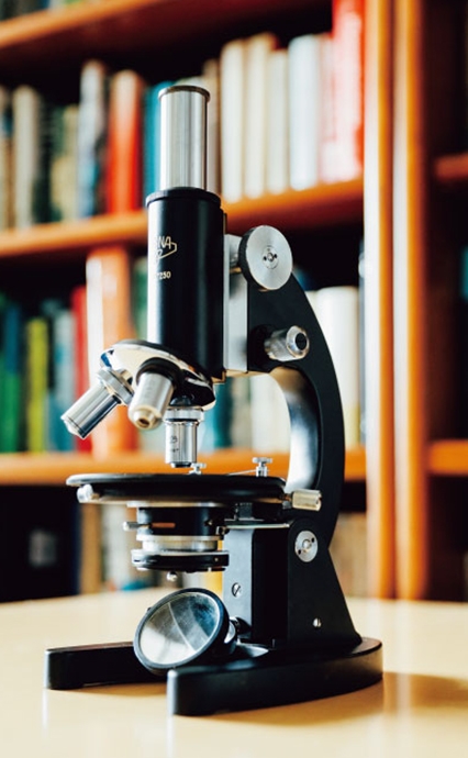 小学校のときに父親が買ってくれた顕微鏡をいまでも大事に持っている。病原菌が見たかったのだというが、もちろん、実際はプランクトンばかりを見ていた。