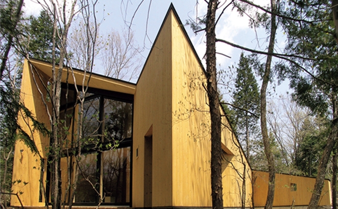 六角の処女作といえる住宅「ORU 折織居」の外観と模型。壁が一枚の紙のように折り込まれているような構造になっている。