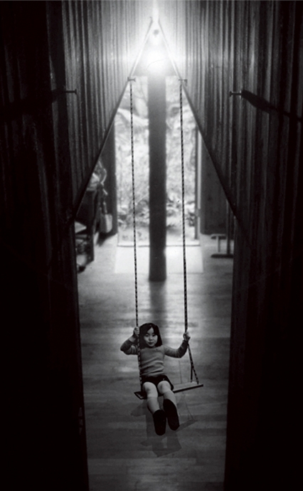 六角に大きな影響を与えた、父・六角鬼丈の設計になる自邸「クレバスの家」。ブランコに乗っているのは4歳の六角だ。