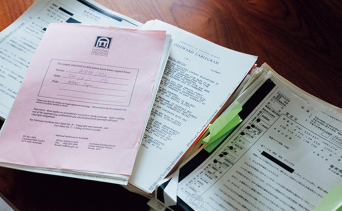 研究にはさまざまな一次資料、自ら行った関係者へのインタビュー、報道資料などを用いる。写真は日本の外交史料館やオーストラリアの資料館から取り寄せた資料、また日本政府への資料公開請求という手段で取り寄せた資料。