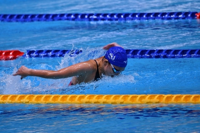 インカレで泳ぐ内田選手。200mバタフライで初優勝