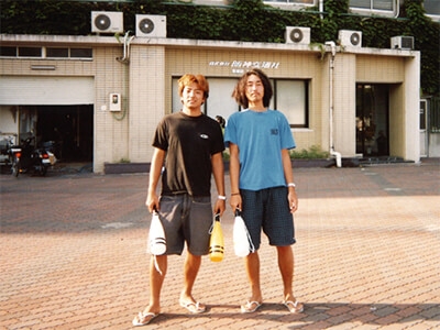 大学生時代の写真。写真左が片岡さん