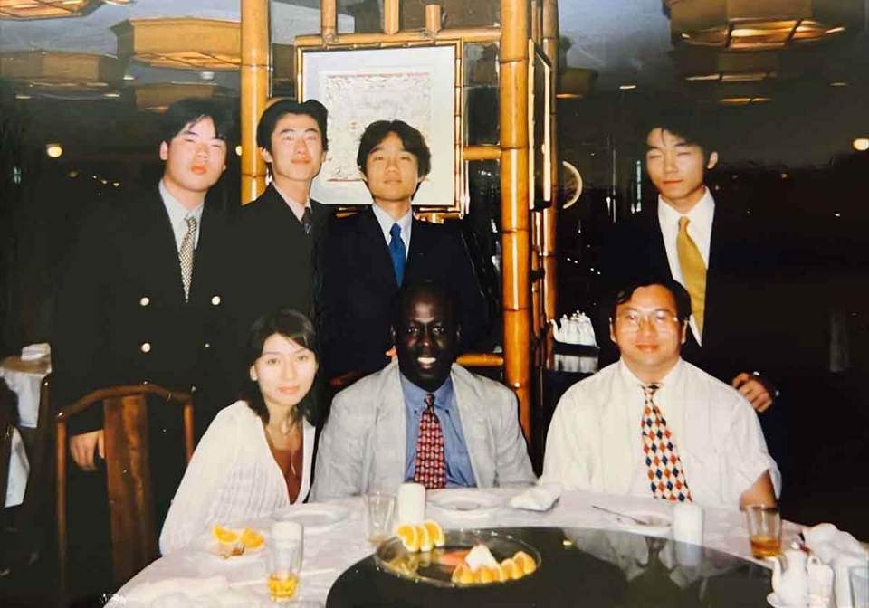 台湾ゼミ合宿でアサモア先生と現地の先生をゼミ幹部の仲間と囲んでのランチ。